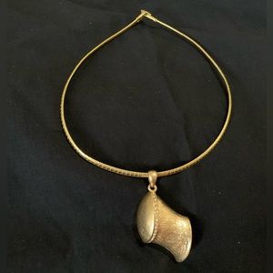 Choker necklace with pendant